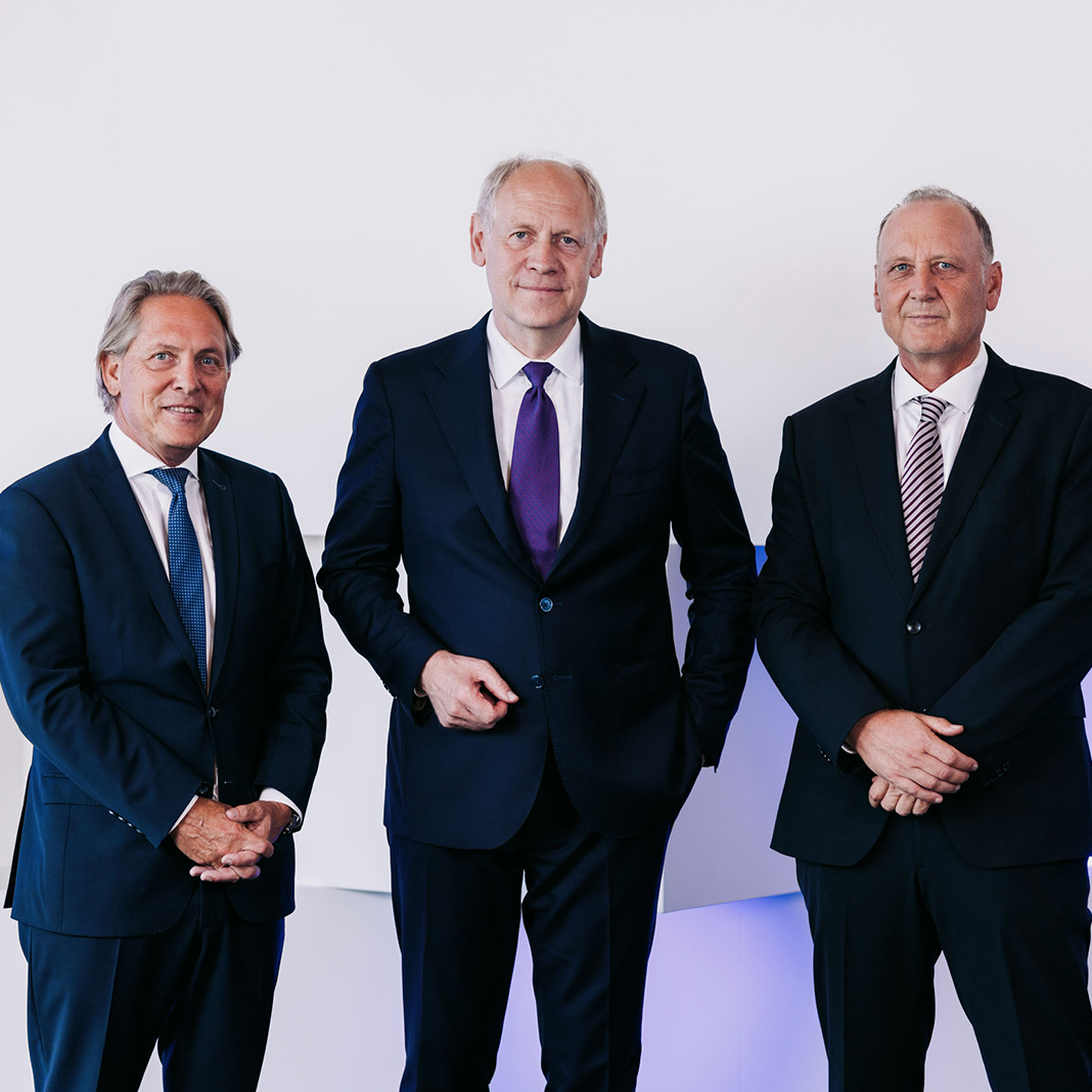 Mag. Christoph Wirnsperger, Dr. Hendrik Leber & Mag. Günter Ludescher stehen nebeneinander.